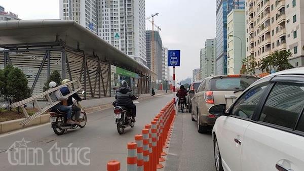 Có dải phân cách cứng vẫn 'vô tư' chiếm làn xe buýt nhanh ảnh 10